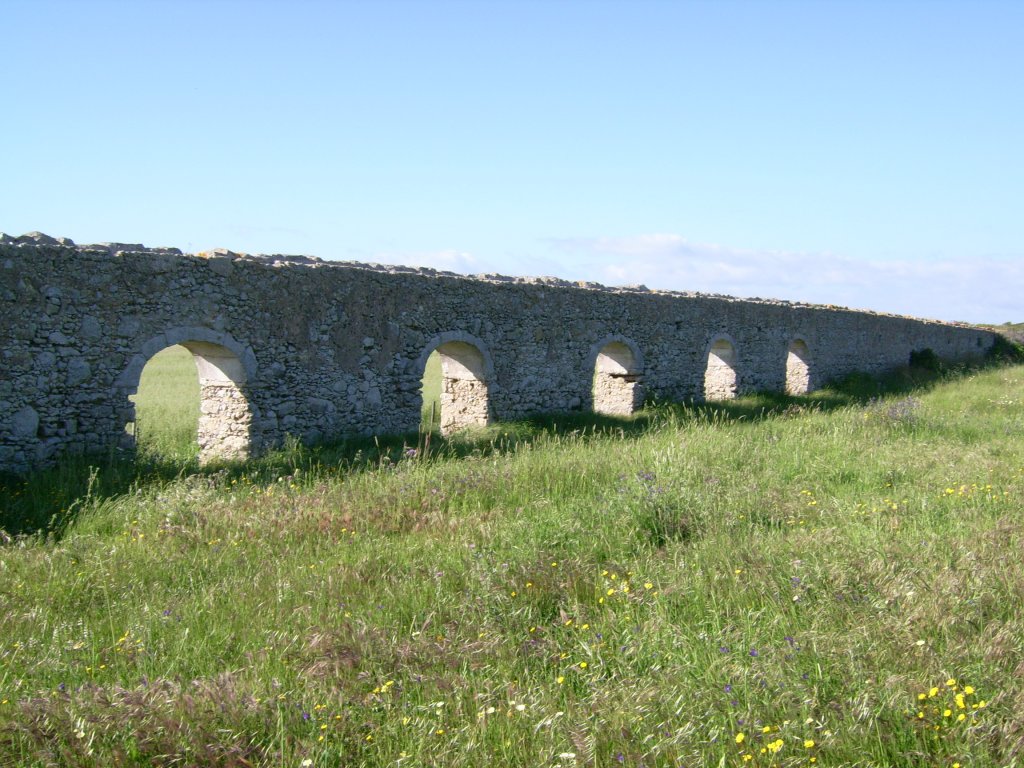 Cape Espichel: Aqueduct