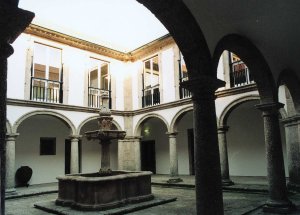 Convent of Santo António: cloister: Picture